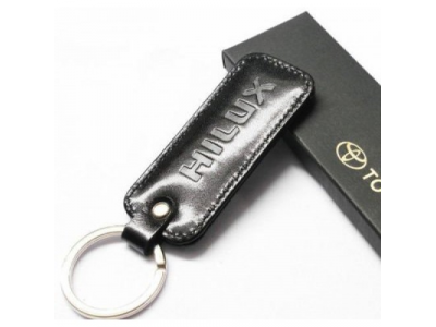 Брелок Toyota Hilux Key Pendant, Black, артикул OT1100808T от Toyota Брелок Toyota Hilux Key Pendant, Black, артикул OT1100808T